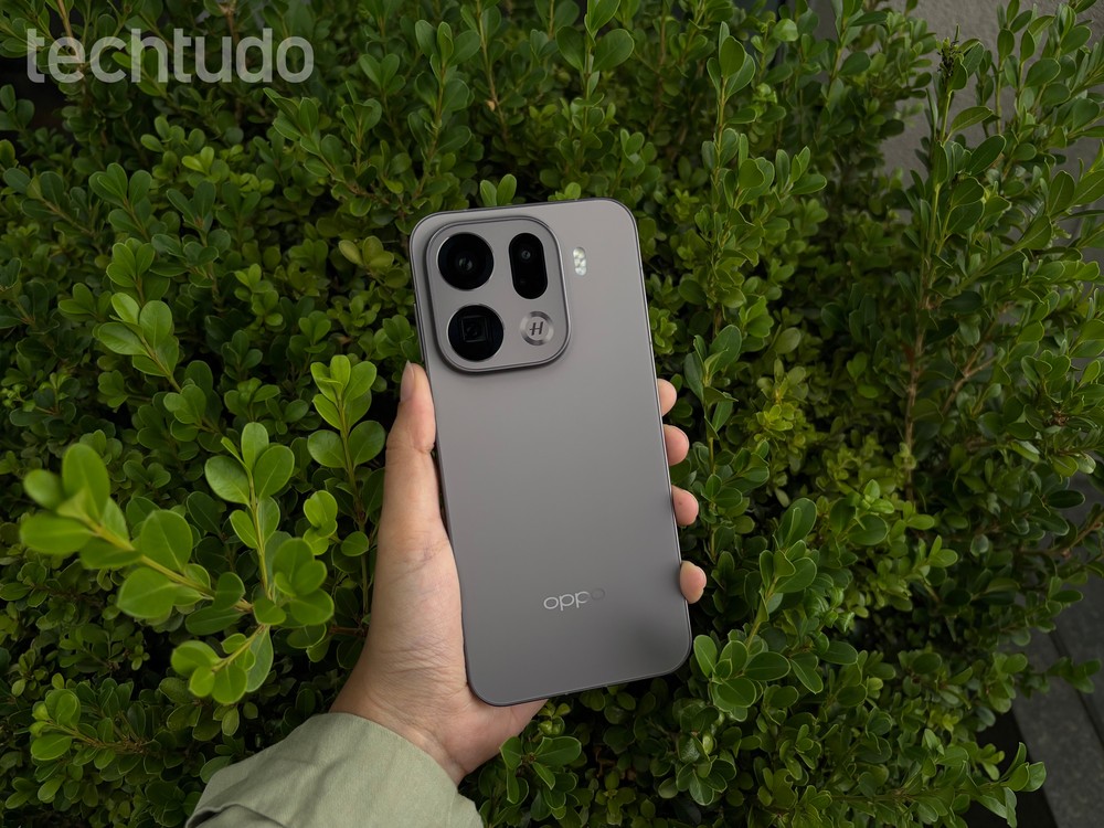 OPPO Find X9 Pro na cor titânio grafite — Foto: Cecile Mendonça/TechTudo