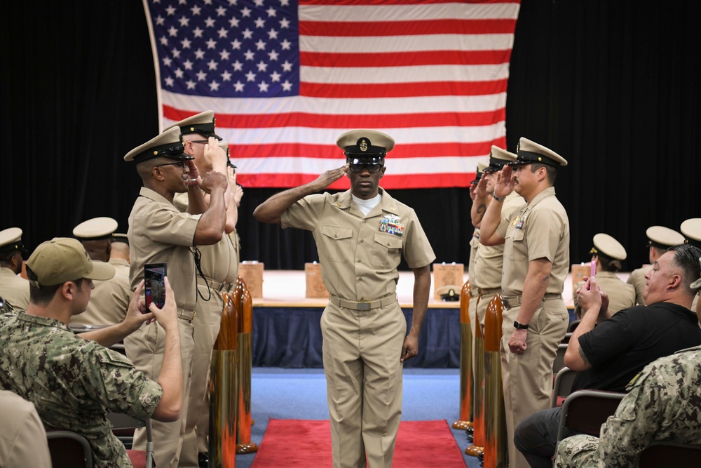 Imagem relacionada à notícia: NSA Barrein Pins 16 Novos Petty Officers Chefes