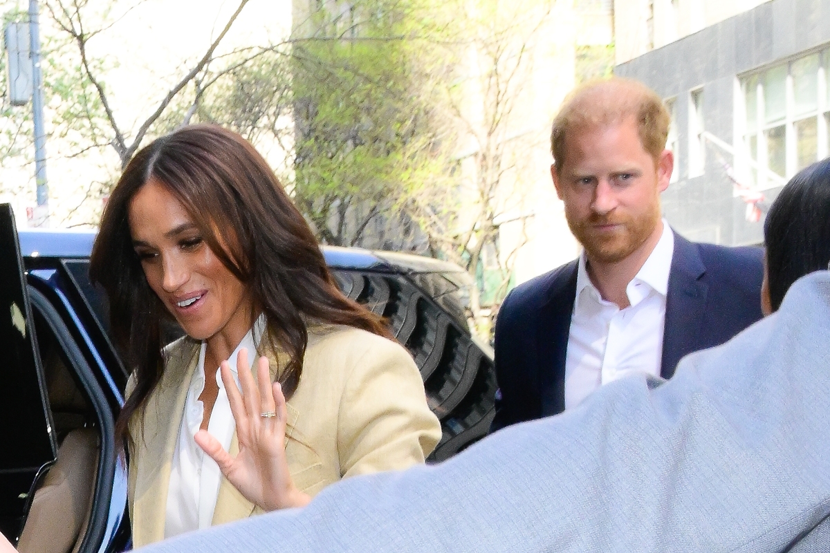 Harry e Meghan criticam ronda de paparazzi em escola de Archie e Lilibet