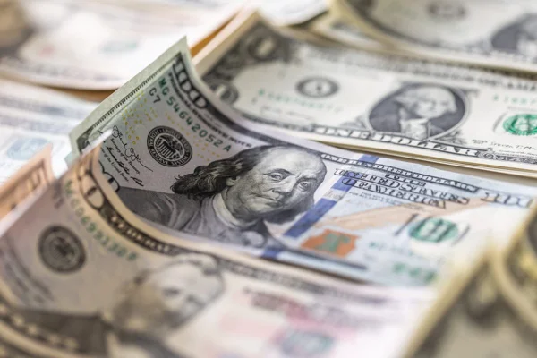 Dólar sobe com alta do petróleo e tensão sobre juros e julgamento no STF