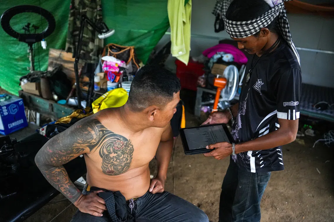 Na 'Aldeia da Espera' do Camboja, um tatuador lamenta o comércio perdido na guerra