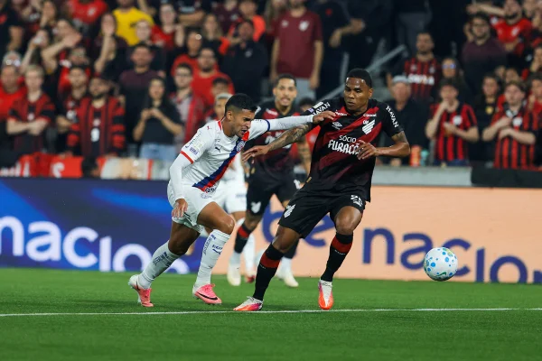 Com pênalti defendido nos acréscimos, Athletico-PR vence o Bahia no Paraná