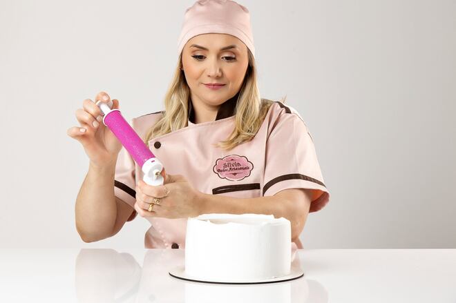 A cozinha do apartamento ficou pequena para os bolos de Silvia Mocelini