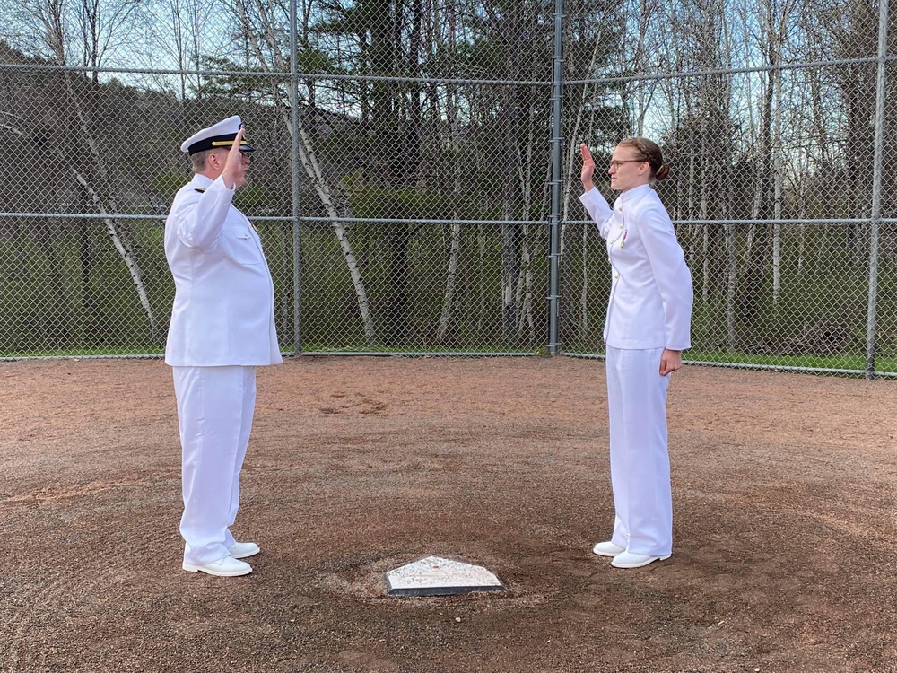 Imagem relacionada à notícia: Tal pai, tal filha a bordo do USS Shiloh