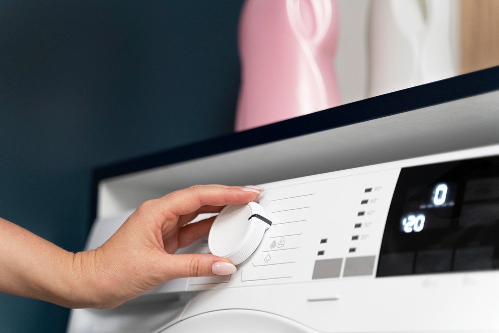 Aumente a centrifugação para tirar a água da roupa — Foto: Reprodução/Magnific