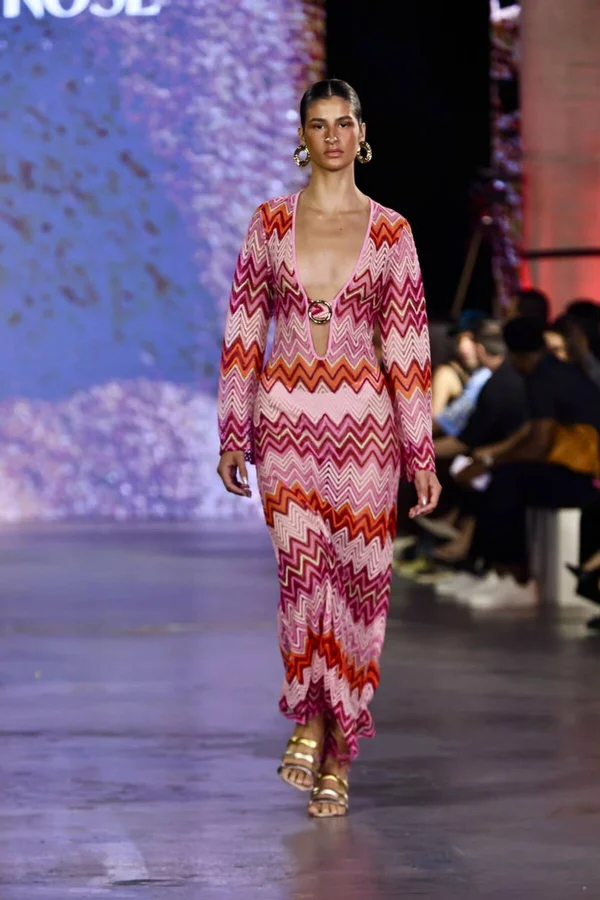 Mikaela Gomes, veterana do Metrópoles Catwalk, brilha no 3º dia de desfiles