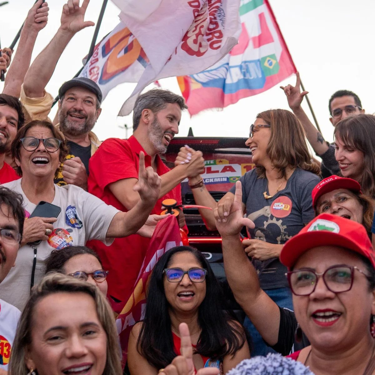 Janja e Leandro Grass participam de adesivaço no centro de Brasília