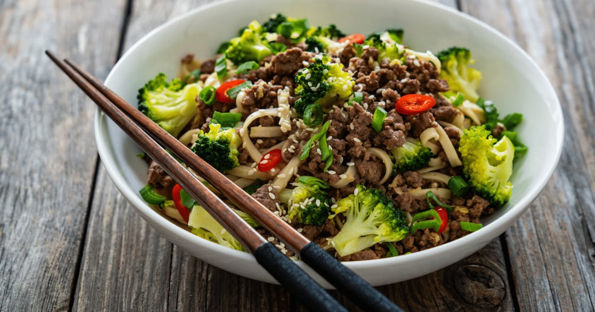 Esse macarrão com carne moída e brócolis é uma opção completa para um jantar nutritivo