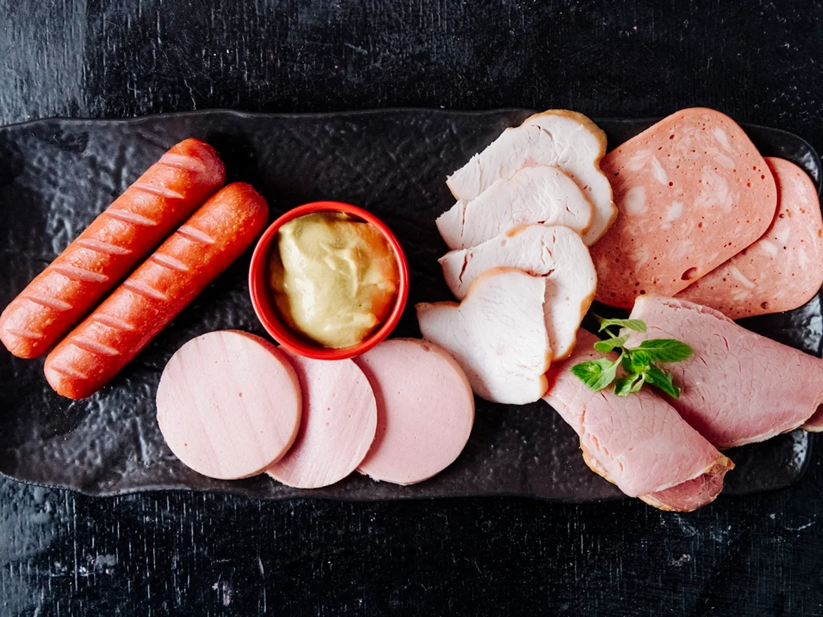 Carne processada eleva risco de câncer no estômago e esôfago, diz estudo