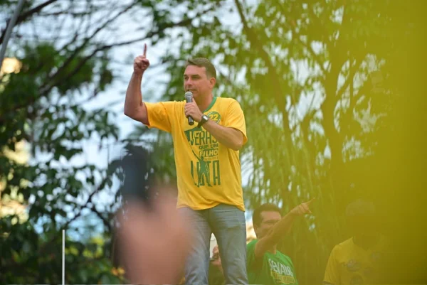 A santa que tira o sono de Flávio Bolsonaro