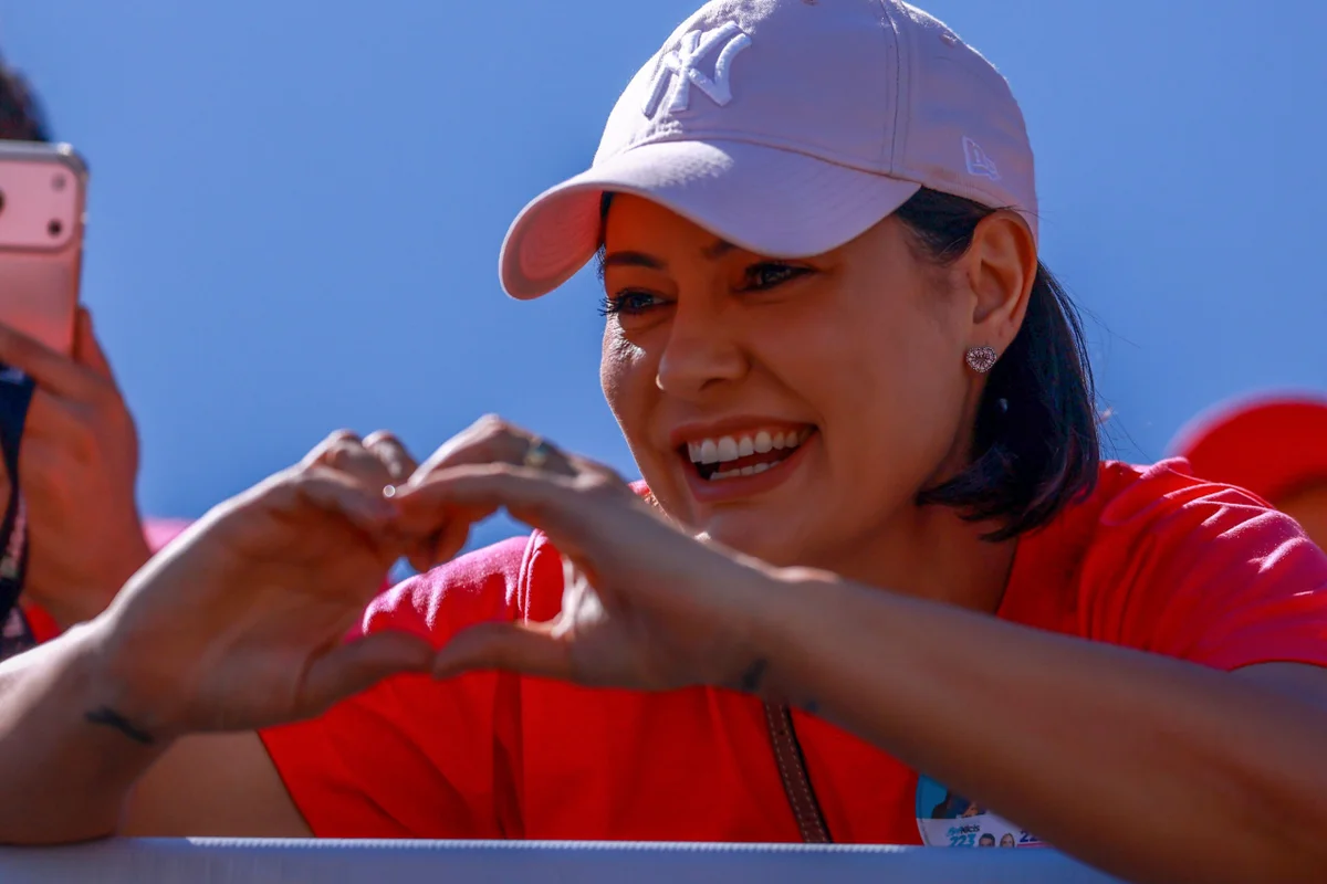 A Carreata do 22 em Ceilândia Michelle Bolsonaro faz coracao com mão para eleitores Eleições de 2026 Brasilia DF Metropoles