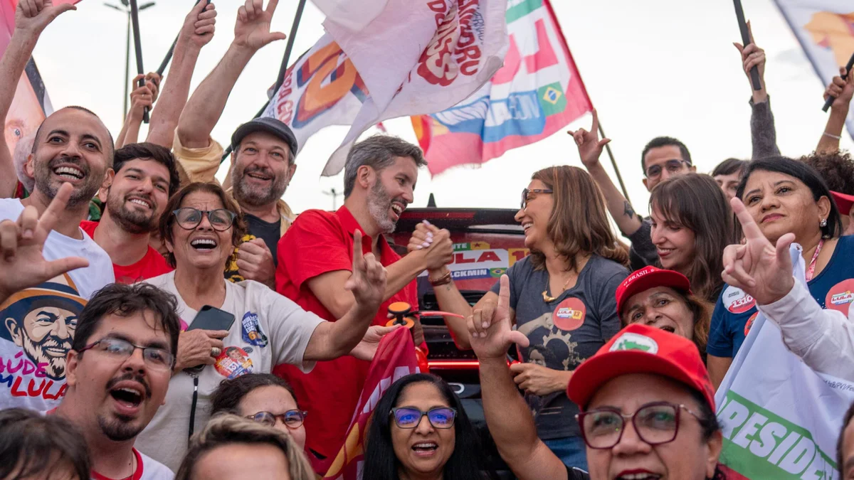 Janja e Leandro Grass participam de adesivaço no centro de Brasília