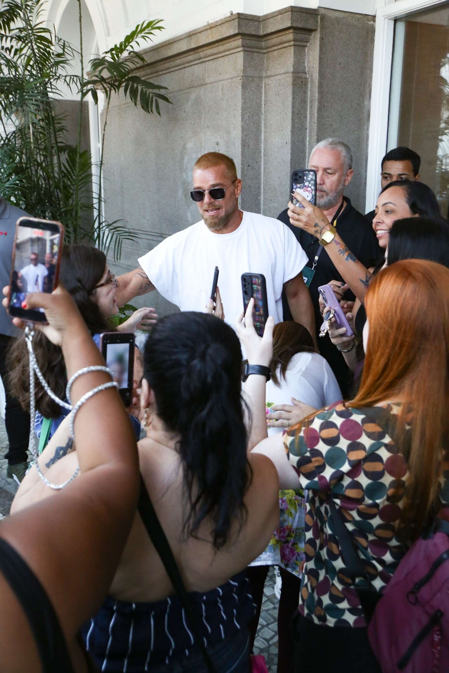 Ricky Martin recebe carinho de f&atilde;s na porta do Copacabana Palace