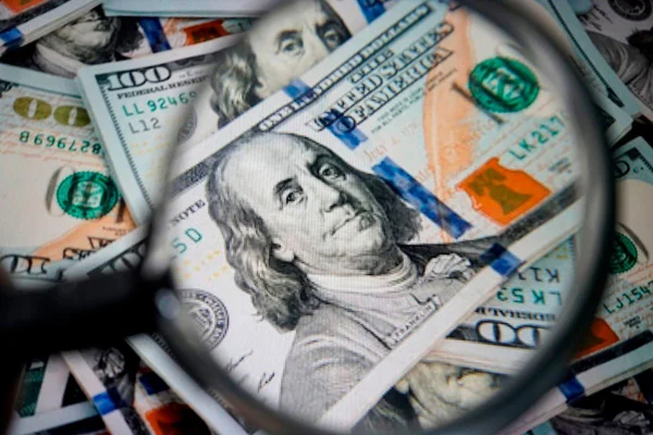 Dólar permanece estável e Bolsa cai com juros nos EUA e eleição no Brasil