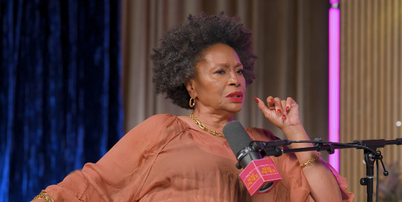 Jenifer Lewis participou do podcast 'Baby, This is Keke Palmer', onde fez revelações sobre sua trajetória Foto: Reprodução/Youtube/ Baby, This is Keke Palmer