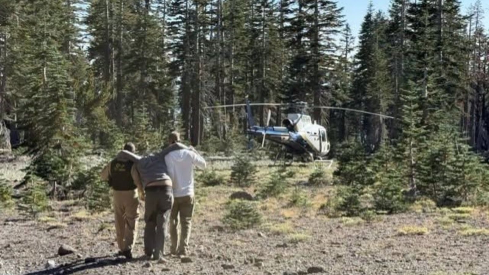 Alpinista ferido é ajudado até helicóptero após sobreviver a queda no Monte Shasta Reprodução/Facebook/U.S. Forest Service - Shasta-Trinity National Forest