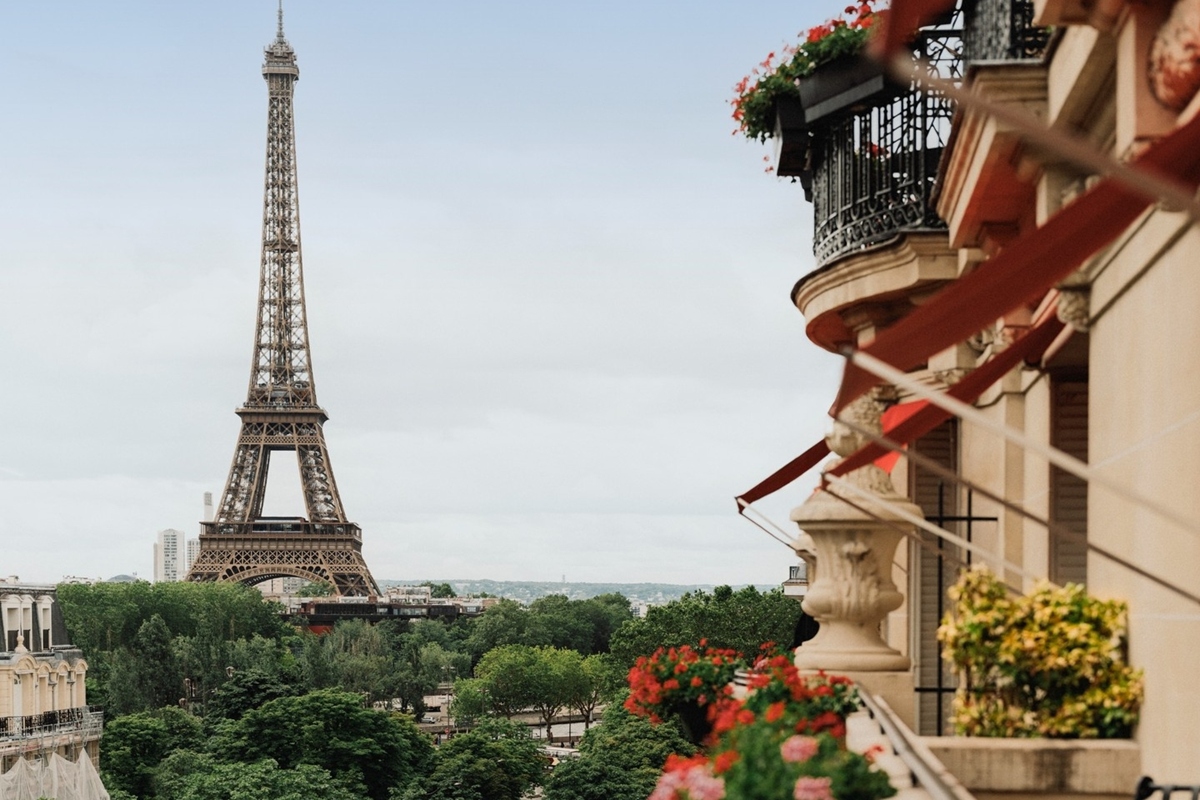 Homens escalam hotel de luxo em Paris e roubam itens valiosos de empresário