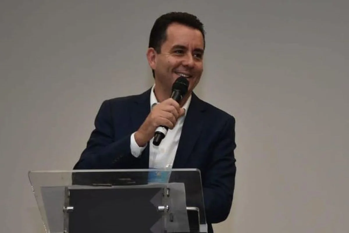Foto colorida de Paulo Serra, presidente do diretório estadual do PSDB, prefeito de Santo André, falando ao microfone