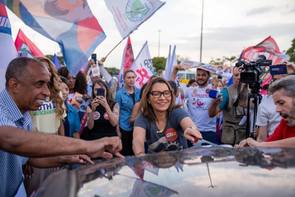 Janja e Leandro Grass participam de adesivaço no centro de Brasília - destaque galeria