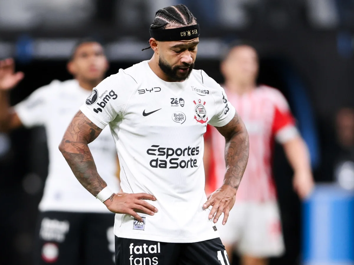Memphis Depay se manifesta e pede desculpas aos torcedores do Corinthians