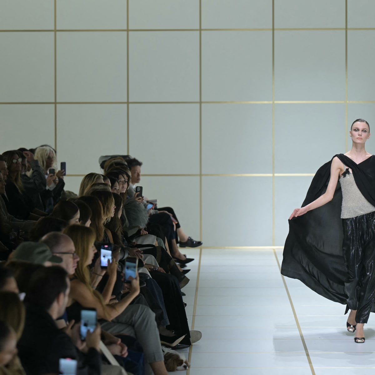 Com turbulências por todos os lados, a Armani joga com segurança e tranquilidade em Milão