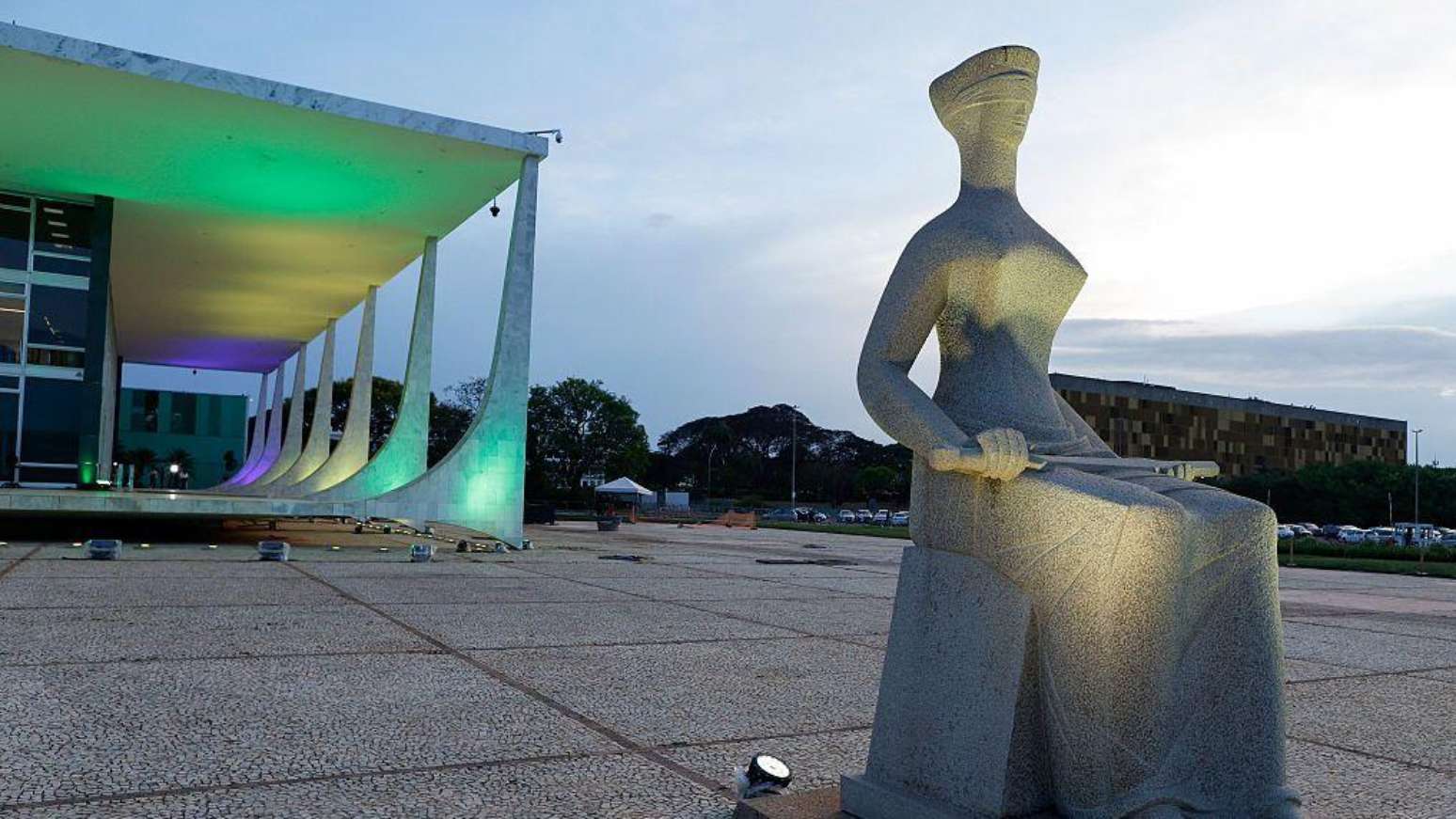 Imagem mostra a estátua da Justiça na frente do prédio do Supremo Tribunal Federal, na Praça dos Três Poderes, em Brasília