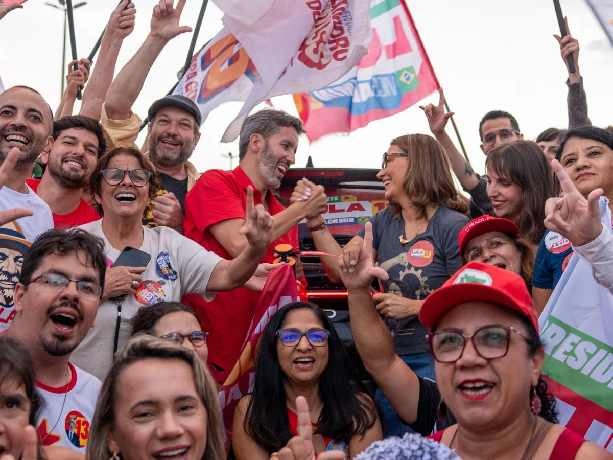 Janja e Leandro Grass participam de adesivaço no centro de Brasília