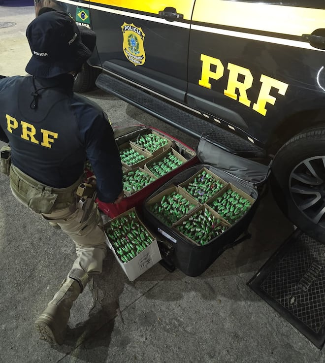 PRF prende passageiras e apreende mais de mil frascos de lança-perfume na BR-040, em Petrópolis (RJ)