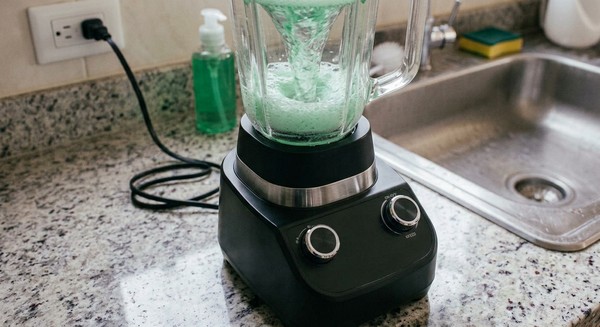 Este truque limpa o liquidificador em menos de um minuto; veja como fazer