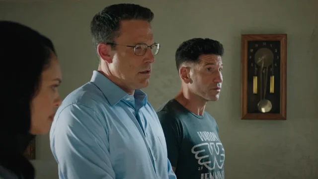 Filme de ação violenta com Ben Affleck e Jon Bernthal bomba no streaming