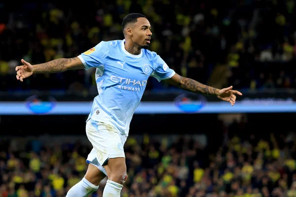 Ex-Palmeiras, Allan marca e dá assistência em estreia no Manchester City