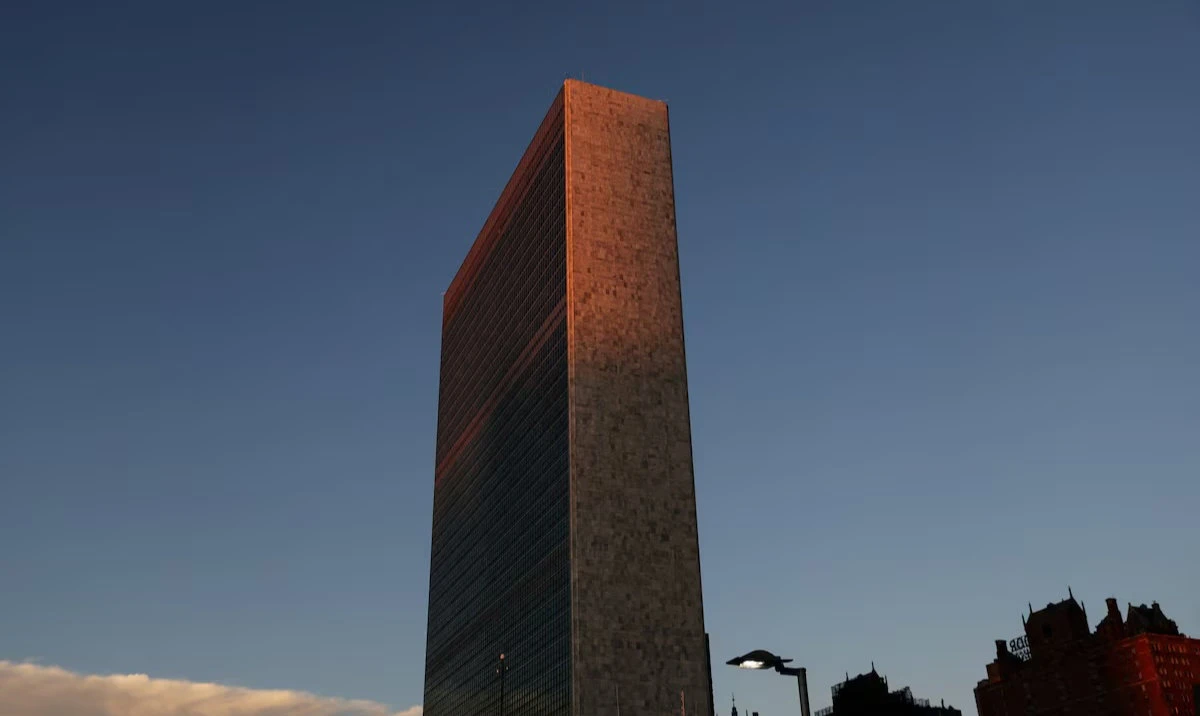 A lua brilha sobre os céus de Rafha para um evento global de observação