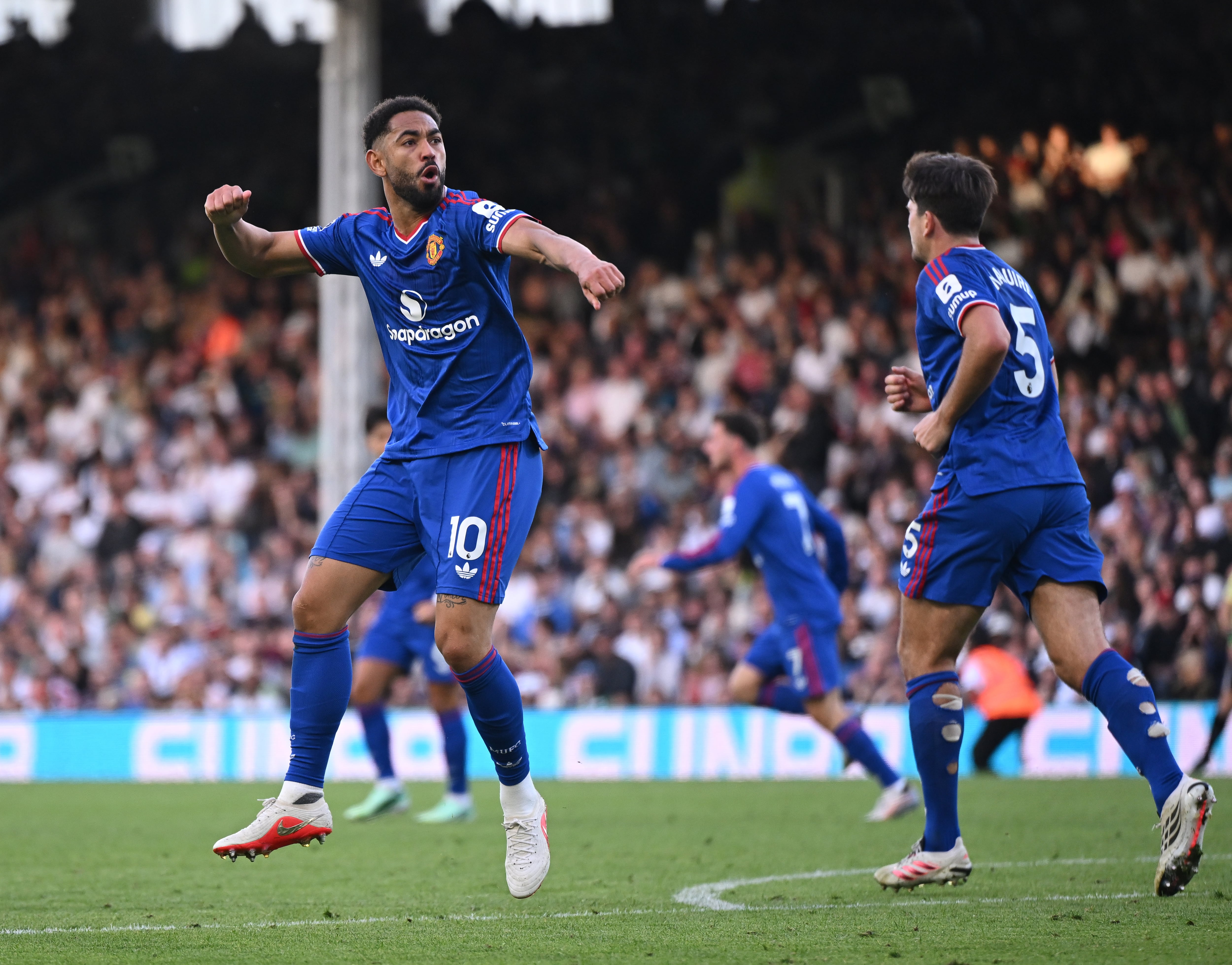 Cunha salva o Manchester United da terceira derrota em uma semana