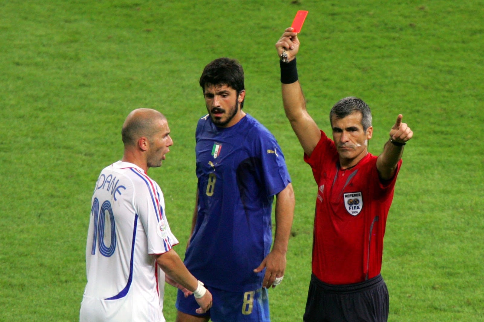 Alemanha, Berlim, Berlim, 09/07/2006. O árbitro Horácio Elizondo expulsa o jogador Zinedine Zidane, da França, por ter dado uma cabeçada em Materazzi, da Itália, na final da Copa do Mundo de 2006, realizada no Estádio Olímpico de Berlim