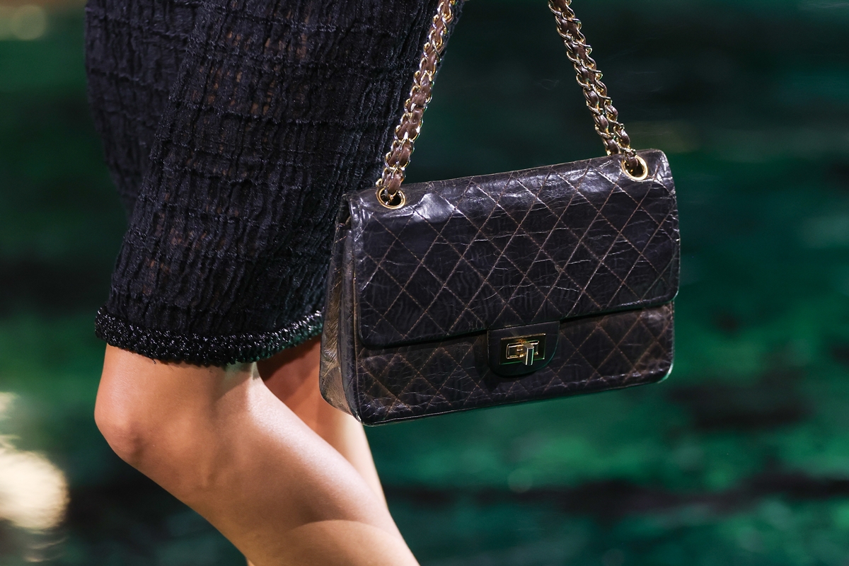 Modelo nigeriana que recriava desfiles da Chanel estreia na maison em Paris