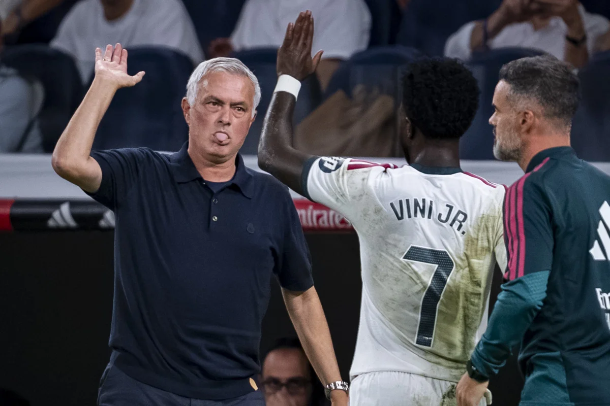 Foto colorida de José Mourinho e Vini Jr. - Metrópoles