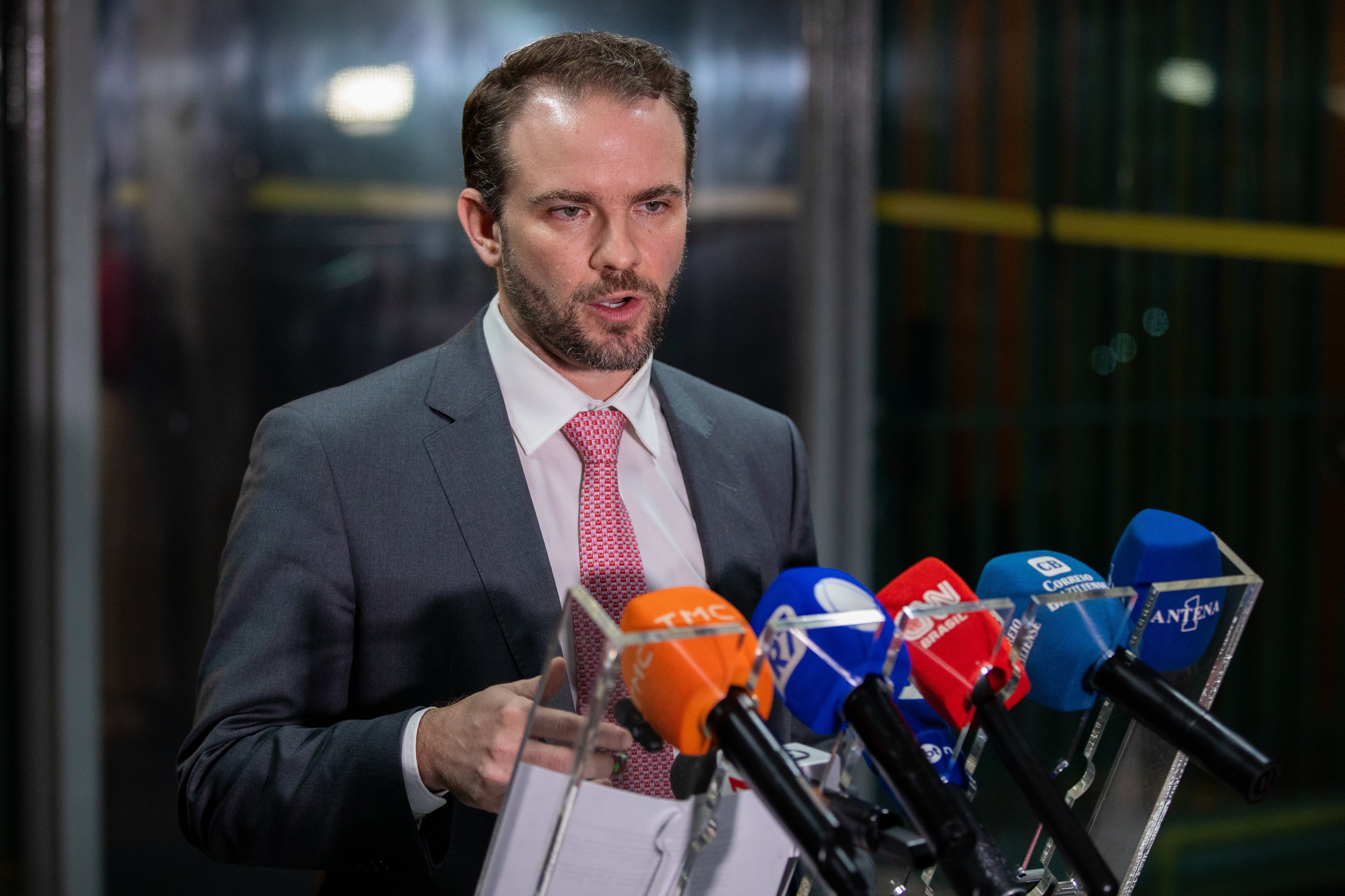 Após disparada do dólar, ministro da Fazenda conversa com Lula e coordena com BC intervenção do Tesouro: ‘Precisamos ter alguma racionalidade’