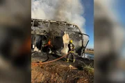 Ônibus interestadual pega fogo e deixa rodovia interditada em MG