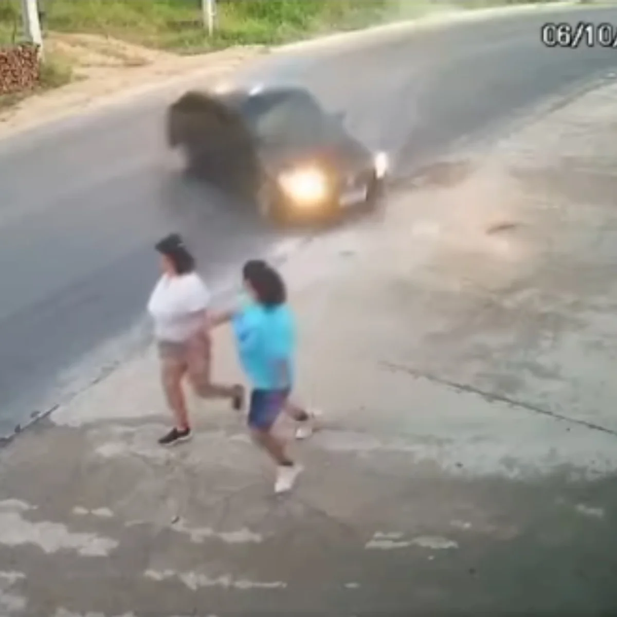 Carro desgovernado derrapa para fora da pista e atropela duas irmãs em PE