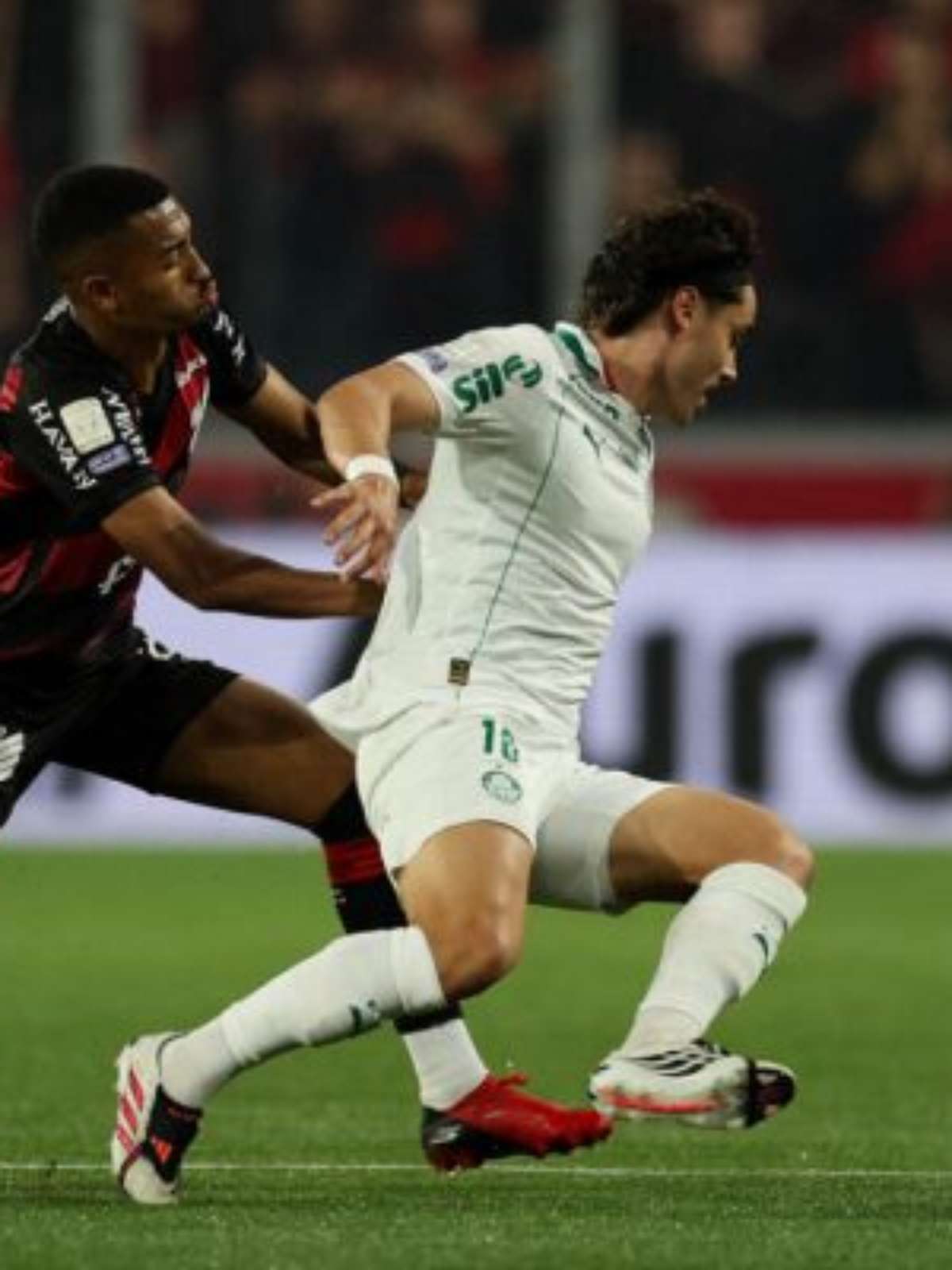 Com um a menos, Palmeiras bate Athletico e volta à ponta do Brasileiro
