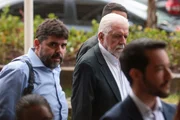 Senador Jaques Wagner chega para reunião com o presidente Lula em caráter emergencial para debater os desdobramentos do segundo turno da campanha eleitoral em Brasília