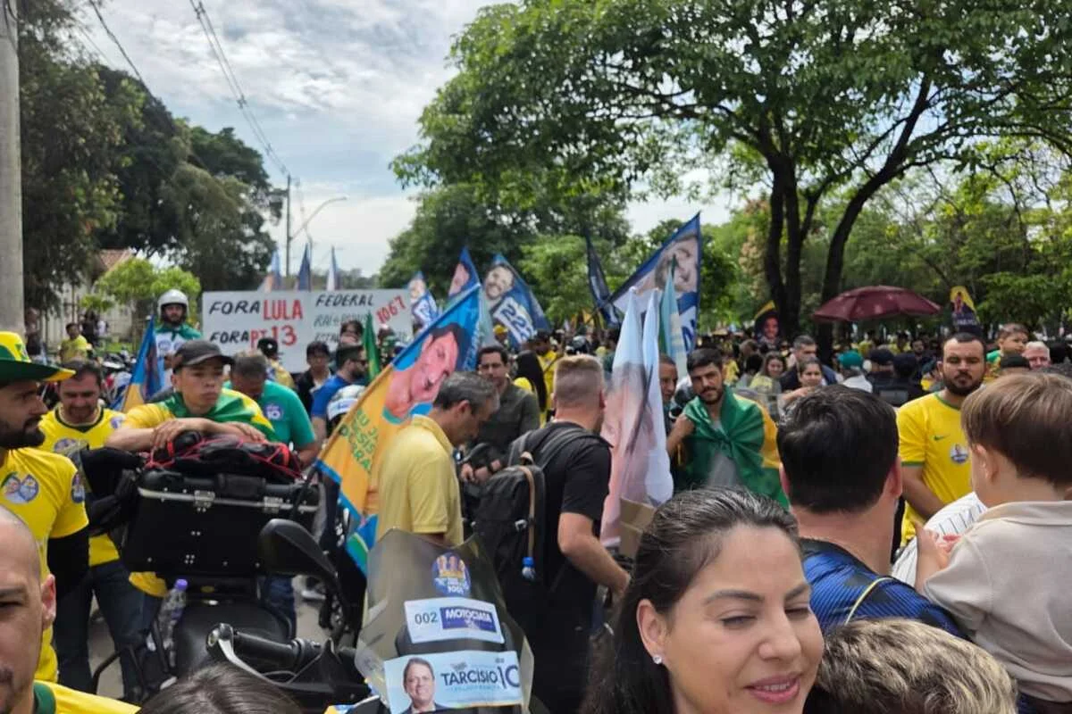 Tarcísio e Flávio Bolsonaro se unem em motocarreata no interior de SP
