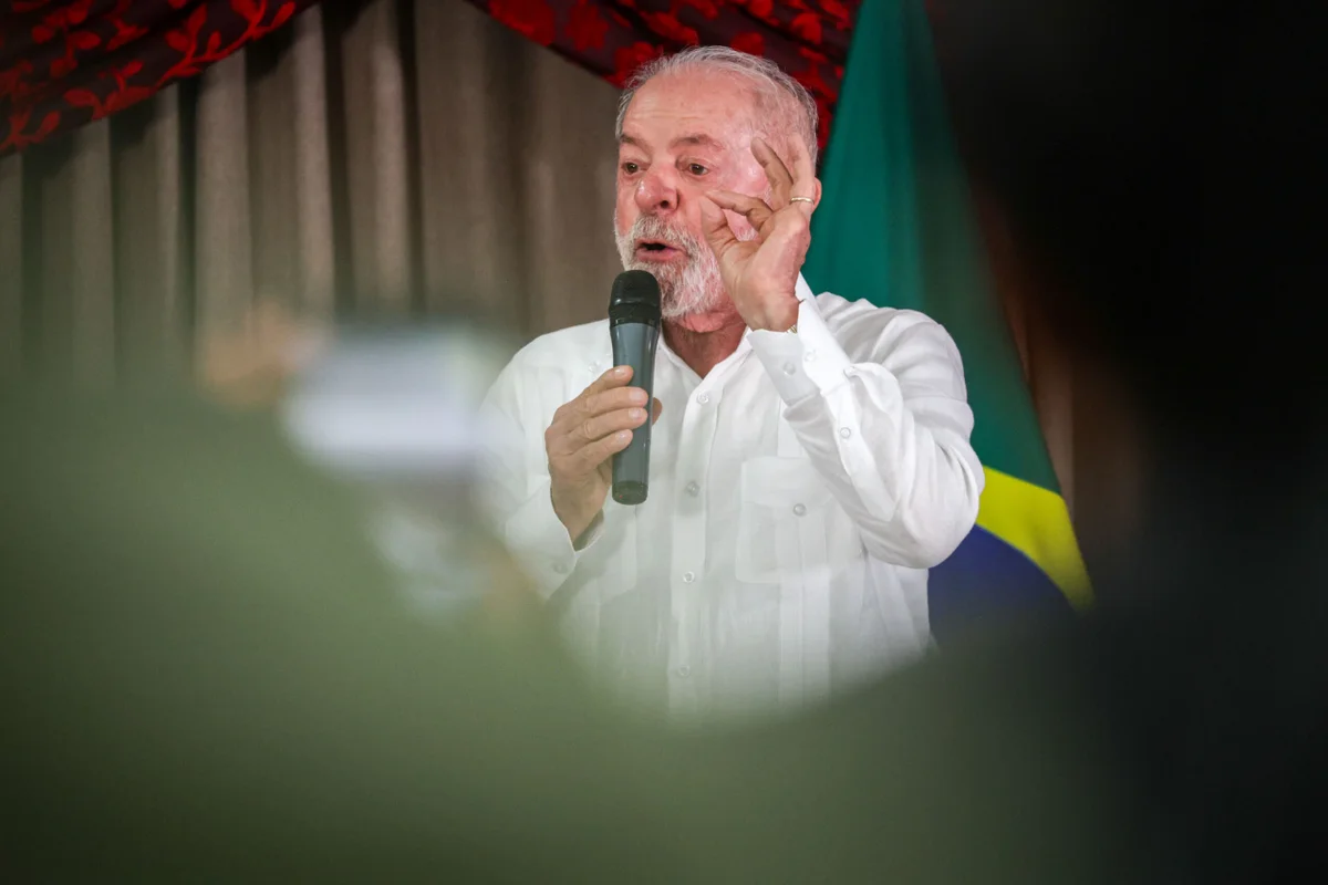 Lula diz que tesouraço de Flávio é para “cortar do sangue do povo”