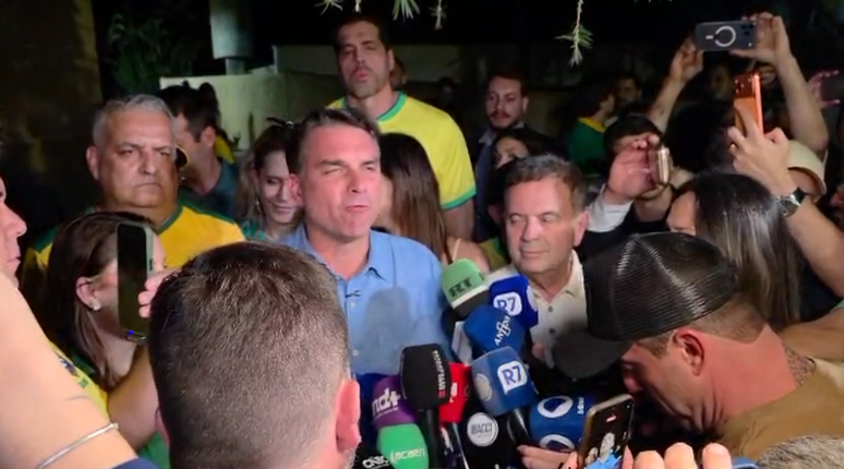Saiba quem estava atrás de Lula e Flávio Bolsonaro durante discursos após resultados do 1º turno