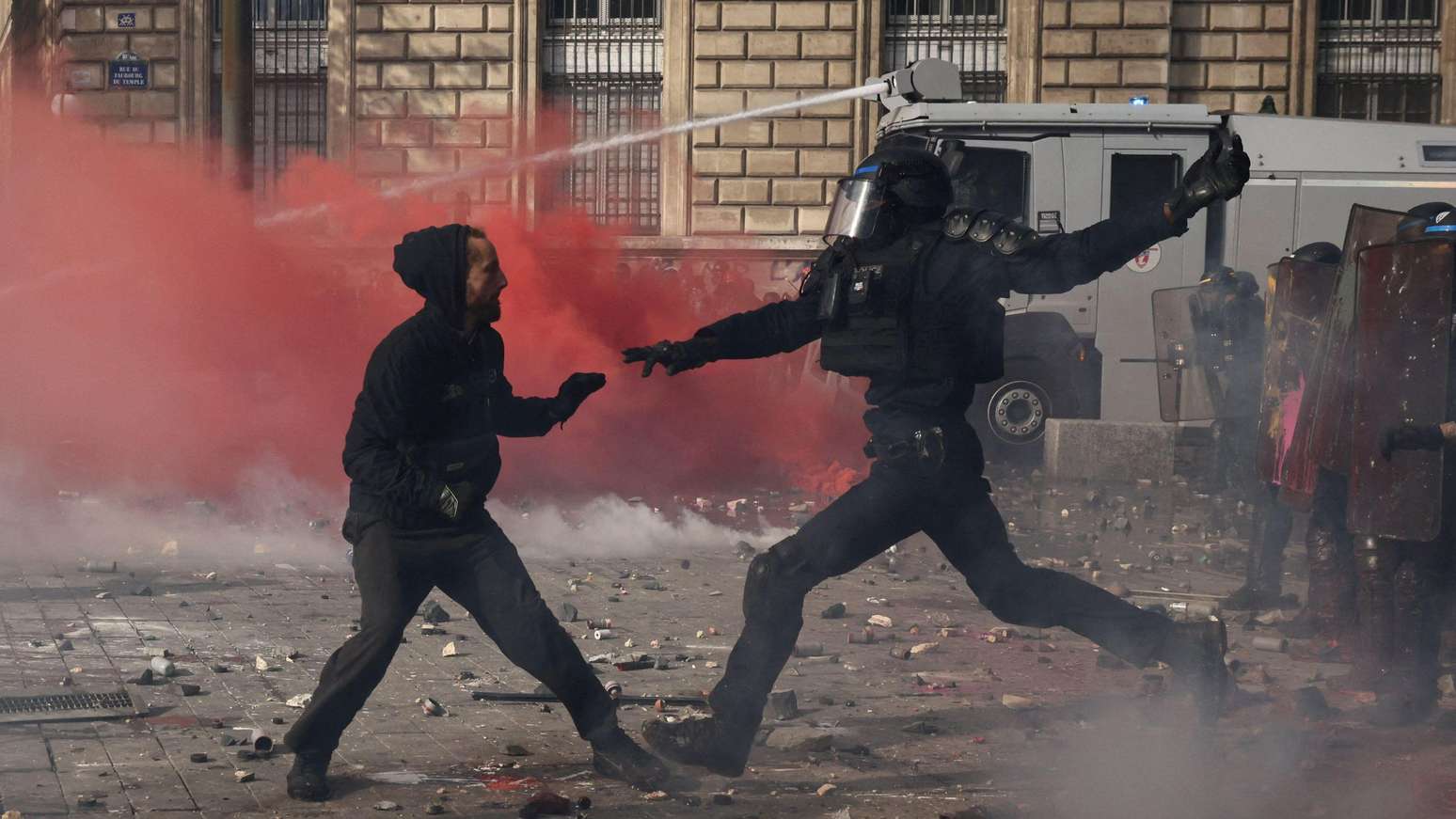 Um manifestante fica frente a frente com a tropa de choque francesa em meio a confrontos durante uma manifesta&ccedil;&atilde;o contra o custo de vida e o aumento dos pre&ccedil;os dos combust&iacute;veis em Paris