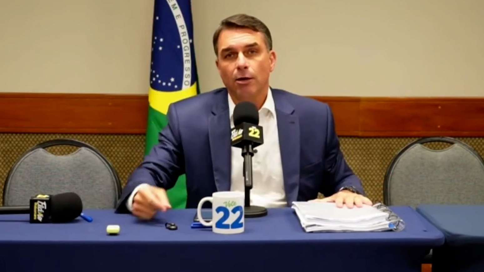 Após Globo cancelar debate, Flávio Bolsonaro chama decisões judiciais de 'censura'