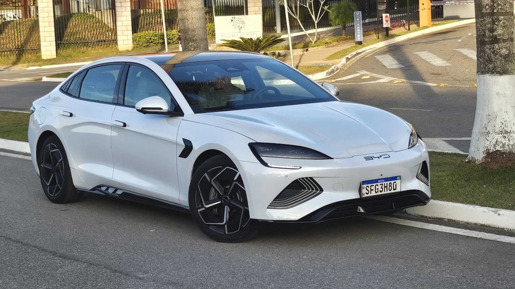 BYD derrete preço e vende esportivo elétrico por valor de Honda Civic
