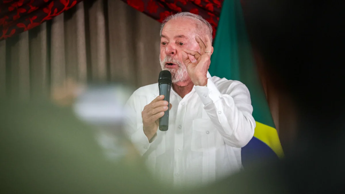 Lula diz que tesouraço de Flávio é para "cortar do sangue do povo"