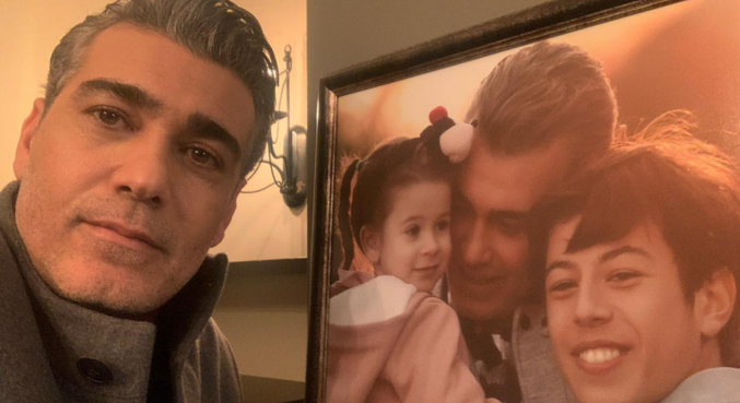 Caner Cindoruk posa ao lado de quadro de Volkan com os filhos e arranca elogios dos fãs: ‘Lindos’
