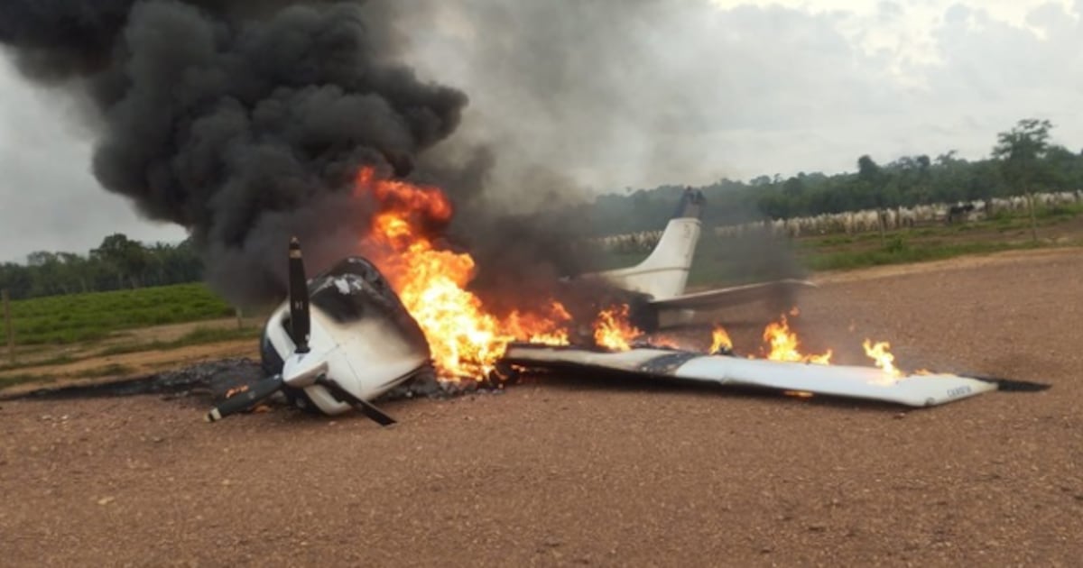 FAB intercepta aeronave vinda da Bolívia, e piloto incendeia avião após pouso forçado
